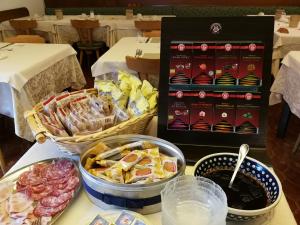 Makanan di atau berdekatan hotel