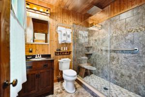 ロビンズビルにあるSnowbird Mountain Lodge - All-Inclusive Adventureのシャワー、トイレ、洗面台を備えたバスルーム +37枚の写真
