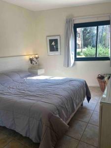 a bedroom with a large bed with a window at Playa, confort y naturaleza todo el año in Costa del Este
