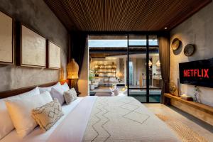 Кровать или кровати в номере Danu Villas Bali