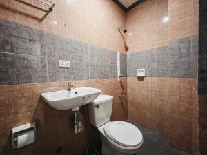 łazienka z toaletą i umywalką w obiekcie La Choeben Suites w Calbayog
