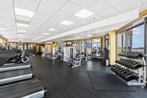 un gimnasio con cintas de correr y máquinas en un edificio en Modern & Charming Apt With Rooftop @pentagon City en Arlington