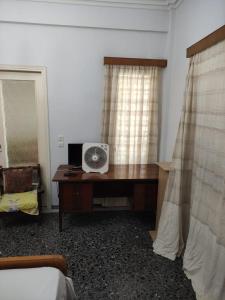 Cette chambre dispose d'un bureau avec une radio. dans l'établissement Lemon Apartment near to Pireaus Port, au Pirée