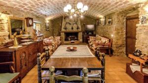 una sala da pranzo con tavolo e camino di CAL CARRETER a Foixá