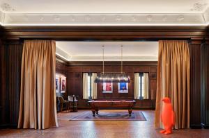 une chambre avec un banc au milieu d'un bâtiment dans l'établissement 21c Museum Hotel St Louis, à Saint-Louis