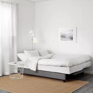 Dormitorio blanco con cama y mesa en Primavera appartement tot 7 personen, en Arona