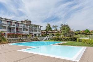 una piscina frente a un edificio en Lakefront Nuova Riva - by Host4U, en Padenghe sul Garda