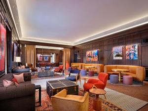 um átrio do hotel com sofás, cadeiras e mesas em 21c Museum Hotel St Louis em Saint Louis