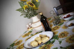 スペッキアにあるMonolocale Annyのクッキープレートとワイン1本付きのテーブル