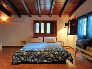 1 dormitorio con 1 cama en una habitación con techos de madera en Aspromonte Yellow House, en Bitonto