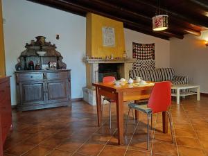 una cucina con tavolo, sedie e camino di Aspromonte Yellow House a Bitonto