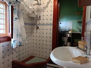 bagno con lavandino e doccia di Aspromonte Yellow House a Bitonto