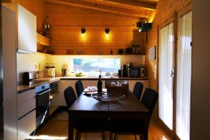 uma cozinha com uma mesa de jantar e uma cozinha com um balcão em Villa Ramiro em Celorico de Basto