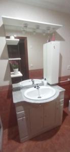 y baño con lavabo blanco y espejo. en Val do Fragoso, en Vigo