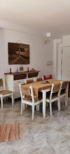 a dining room with a wooden table and chairs at Duplex en urbanización con piscina comunitaria y wifi in Mojácar