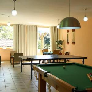 uma sala de estar com uma mesa de bilhar e uma bola de pingue-pongue em Recanto dos Beija flores, Chalé Lantana c em Monte Alegre do Sul