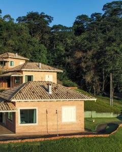 uma pequena casa com garagem num quintal em Recanto dos Beija flores, Chalé Lantana c em Monte Alegre do Sul