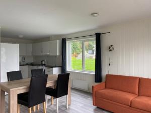 una cucina e una sala da pranzo con tavolo e divano di Winjum Apartments Aurland Stegastein ad Aurland