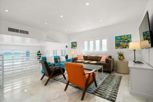 ein Wohnzimmer mit einem Sofa und einem Tisch in der Unterkunft Modern, Stunning Bright Central Beach Villa in Nassau