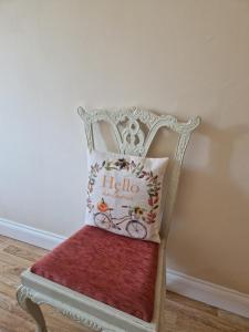 una silla blanca con una almohada de hola en 5,Bulfin Road, en Nenagh