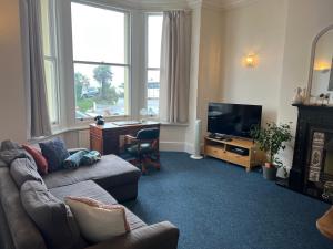 TV a/nebo společenská místnost v ubytování One Queens Gardens, Sea View Apartment, Eastbourne.