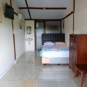 Rúm í herbergi á Omah Singo Stay & Resto Yogyakarta