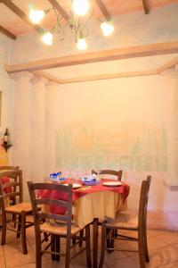 La Terrazza Di Montepulciano في مونتيبولسيانو: غرفة طعام مع طاولة وكراسي