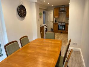 Kuchyň nebo kuchyňský kout v ubytování One Queens Gardens, Sea View Apartment, Eastbourne.