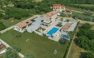 uma vista aérea de uma casa com piscina em Stone Luxury Villa em Gajana
