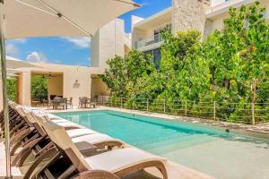 Bazén v ubytování Santamar by Tao Beach Condos with Pool & Walk to Ocean nebo v jeho okolí