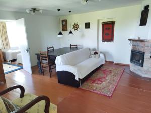 ein Wohnzimmer mit einem weißen Sofa und einem Tisch in der Unterkunft Country House Uliana in Zqaltubo