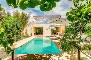 Bazén v ubytování Santamar by Tao Beach Condos with Pool & Walk to Ocean nebo v jeho okolí