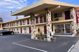 un estacionamiento frente a un hotel en The Islander Motel Santa Cruz, en Santa Cruz