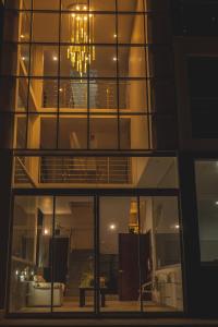 un grand bâtiment avec un lustre devant lui dans l'établissement Redwalls Lodge, à Cajamarca