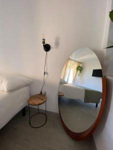 Dormitorio con espejo, cama y taburete en Il Tramonto, en Roma