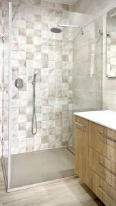 baño con ducha y puerta de cristal en Sea & See - Deluxe Apartment, en Lagos