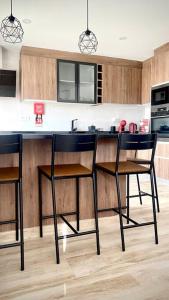 una cocina con 2 sillas negras en un mostrador en Sea & See - Deluxe Apartment, en Lagos