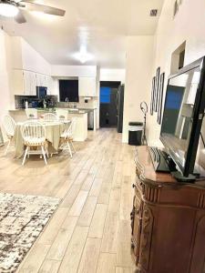 sala de estar con cocina y comedor en Pristine 2/1 Duplex, Private Home Sanctuary; Patio, en Fort Myers