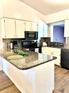 cocina con encimera de granito en Pristine 2/1 Duplex, Private Home Sanctuary; Patio, en Fort Myers