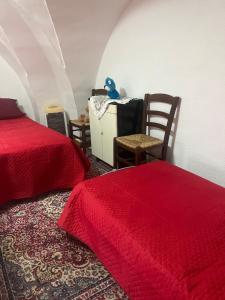 1 dormitorio con 2 camas, mesa y sillas en Da Nonna Lucia, en Roccaforzata
