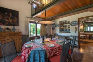 een eetkamer met een tafel met een rode tafelkleed bij Luxury Villa Spoleto in Spoleto