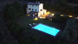 een uitzicht over de achtertuin met zwembad bij Luxury Villa Spoleto in Spoleto