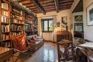 een woonkamer gevuld met boekenplanken gevuld met boeken bij Luxury Villa Spoleto in Spoleto
