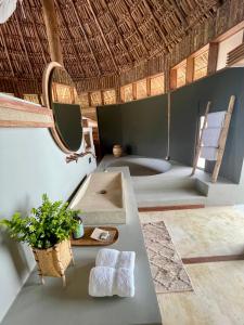 ein Badezimmer mit einem Waschbecken und einer Badewanne in der Unterkunft Waka Wená in Santa Elena de Uairén