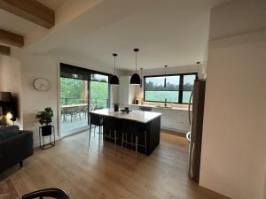 uma cozinha e sala de estar com uma ilha no meio em Le Joford em Orford