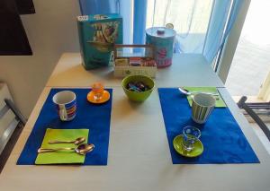 stół z naczyniami i naczyniami w obiekcie Attico panoramico w mieście Fiumicino
