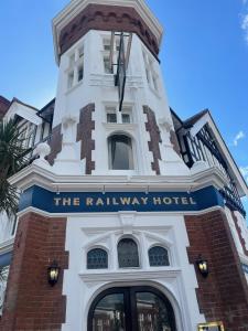 un edificio con un cartel que lee el hotel ferroviario en The Railway Hotel Worthing, en Worthing