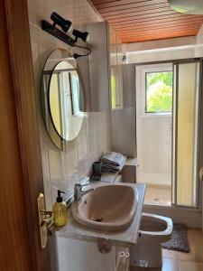 a bathroom with a sink and a mirror and a toilet at Denia Apartamento a 20m de la Playa in Denia