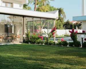 a house with a conservatory with a lawn at Sığacık Gaea Hotel in Izmir