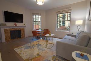Uma TV ou centro de entretenimento em Hotel Belleclaire Central Park